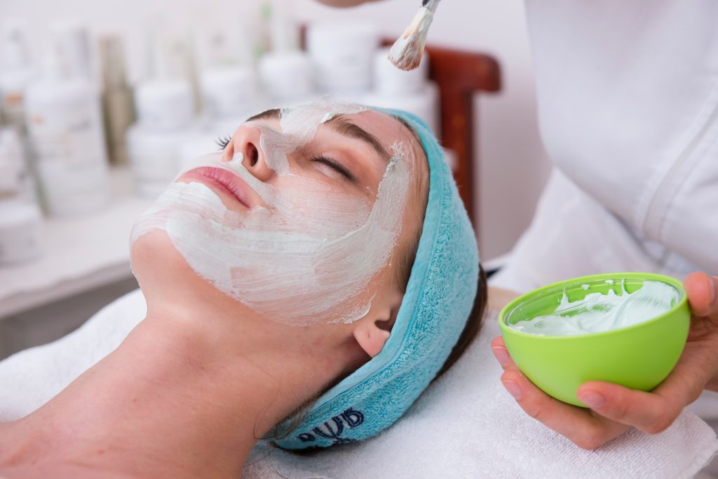 Femeie ce primeste tratamente facial pentru a stopa o imbatranire prematura