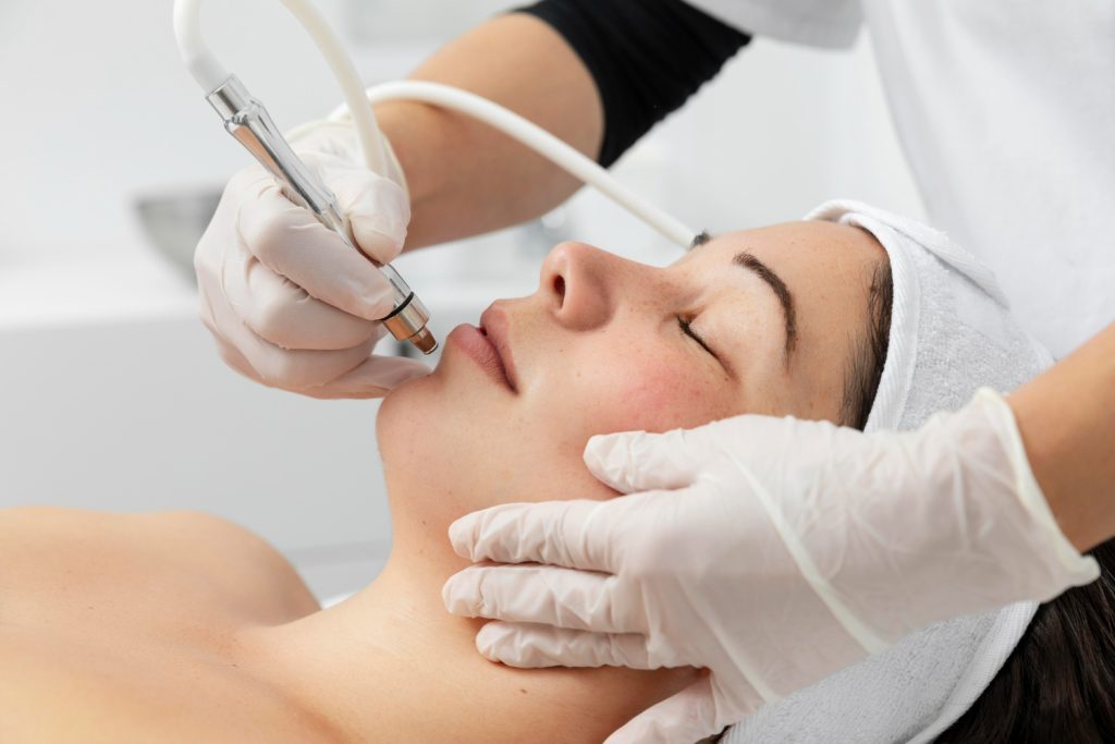 Procedură de epilare cu laser IPL realizată într-un salon profesional.
