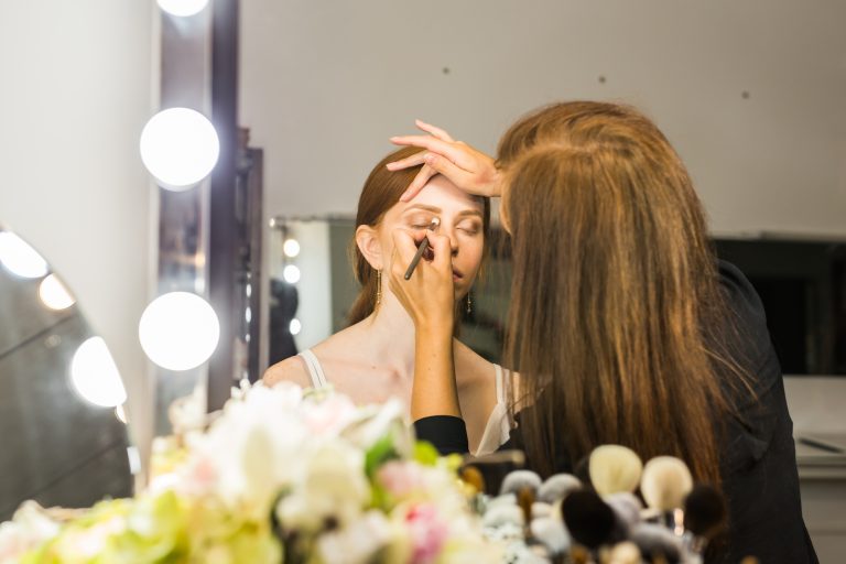 Machiaj de zi: Un ghid pas cu pas pentru a obține un look natural și elegant.