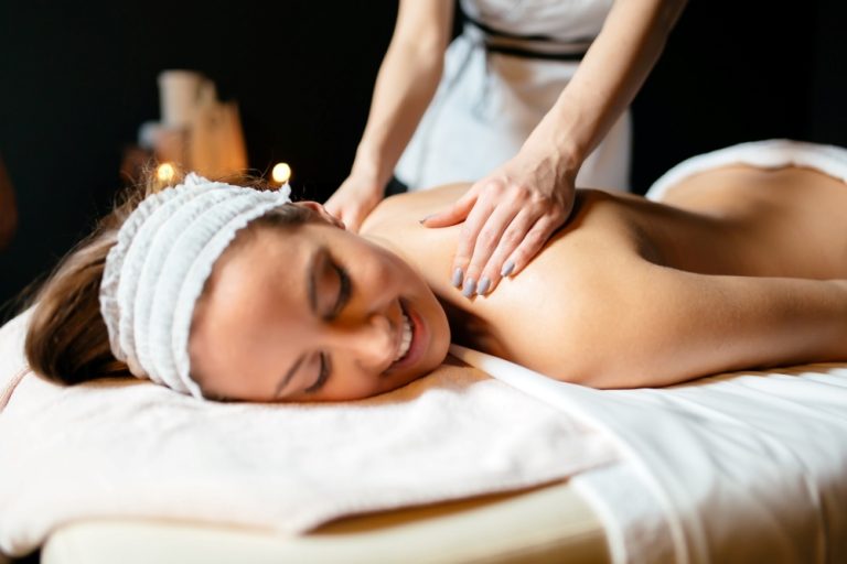 Persoană primind un masaj de relaxare, subliniind beneficiile masajului de relaxare pentru reducerea stresului și relaxarea corpului.