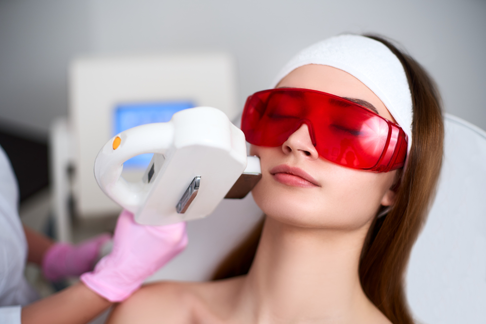 Femeie relaxându-se într-un salon de înfrumusețare în timp ce primește un tratament facial profesional.