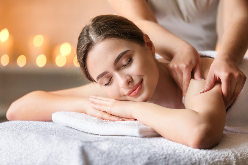 Femeie ce se bucura de beneficiile masajului de relaxare intr-un salon