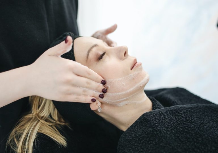 Prim plan al unei femeie caruia I se aplica un tratament facial de rehidratare a pielii pentru ten uscat