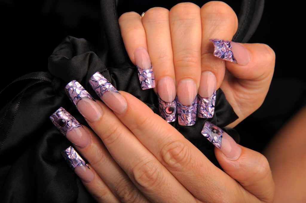 Unghii false cu gel frumos decorate, prezentând un design modern și creativ, ideal pentru ocazii speciale.