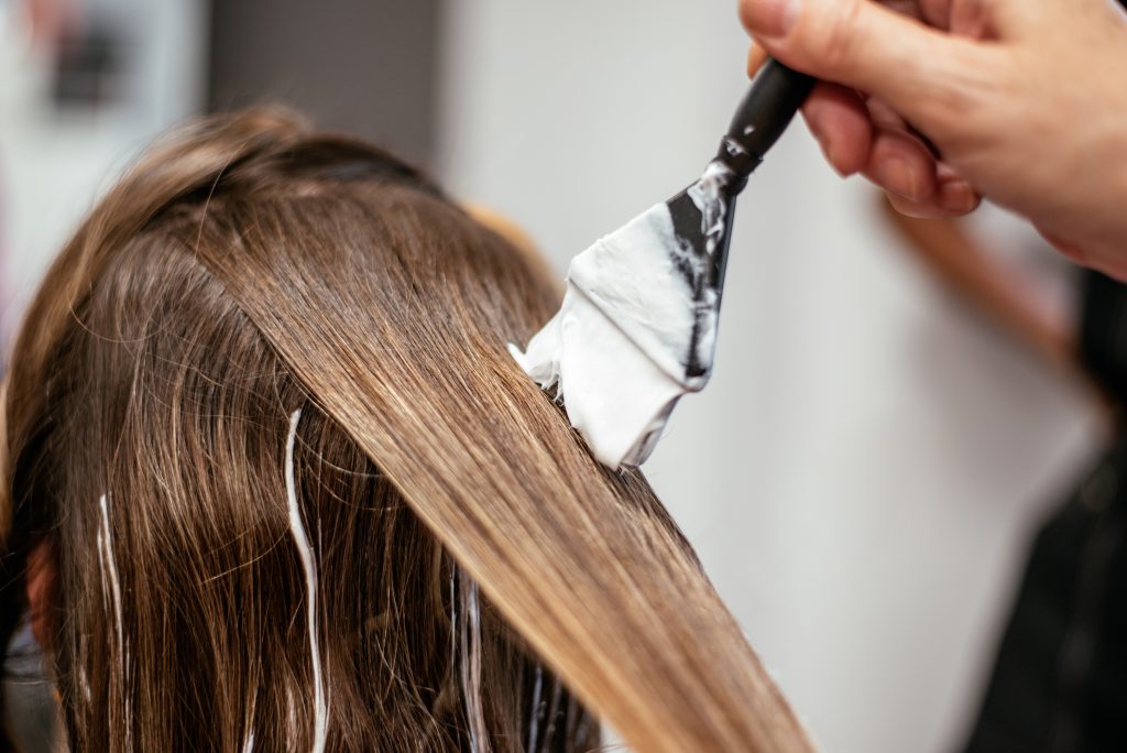 Vopsit păr în salon profesional, aplicarea vopselei de către hairstylist