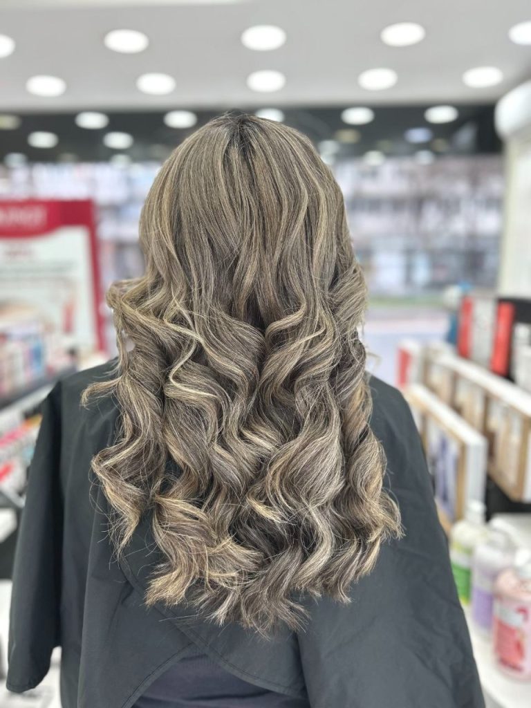 vopsire profesionala par dupa balayage blond cu reflexe naturale realizat in salon El Studio