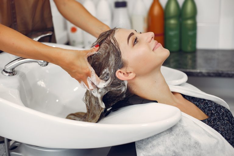Spălarea părului înainte de tunsoare într-un salon profesional El Studio București.