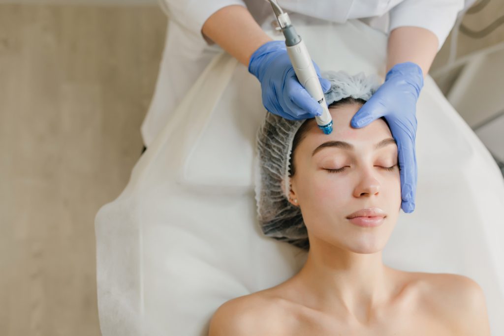 Microdermabraziune facială: ce beneficii are și pentru ce tipuri de ten este recomandată